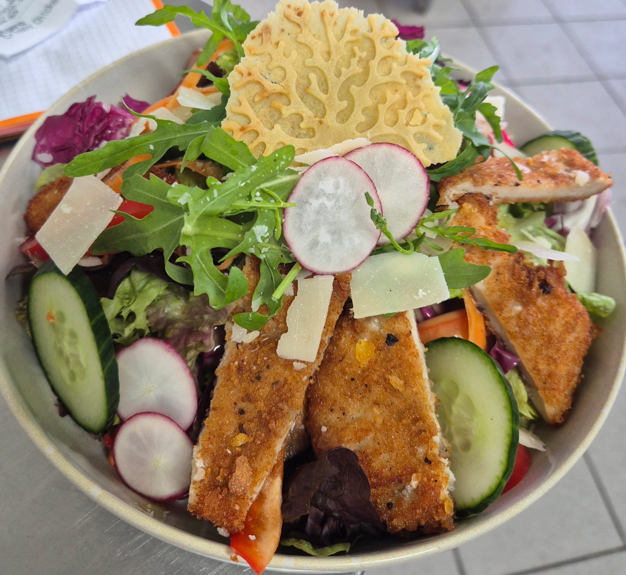 Knuspriger Hähnchen-Salat in der Bowl