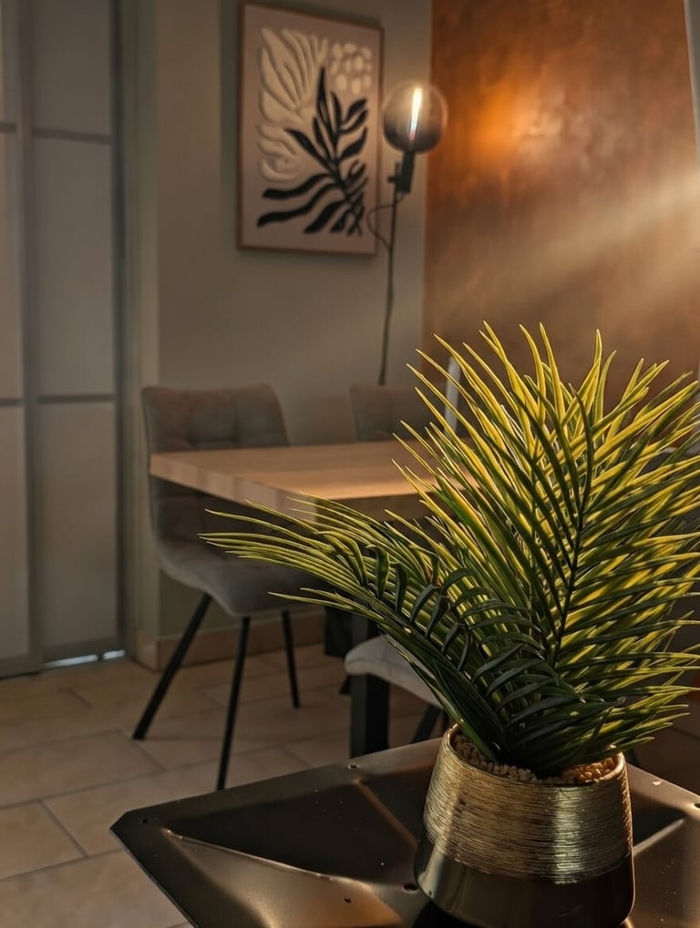Gemütliches Interieur des Gourmet Modern Bistro mit warmer Beleuchtung und Pflanzen-Dekoration