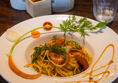 Hausgemachte Spaghetti mit Kräutern und kunstvoller Sauce-Dekoration